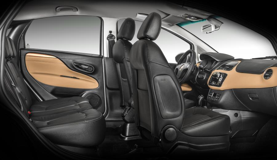 Интерьер Fiat Linea Absolute 2014 года  (фото 11 из 24)